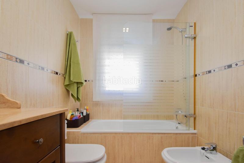 Foto ac6999f4-fffe-48ac-9803-f24f6e3d2d40. Casa adossada amb aparcament a Atarfe