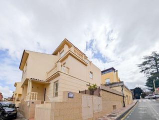 House  Calle lenchin. Exclusiva residencia unifamiliar en cájar haciendo esquina. espa