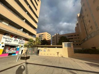 Aparcament cotxe a Avenida De la Ilustración