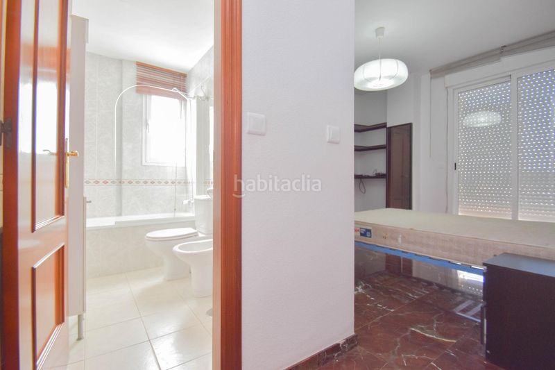 Foto 8063e889-e8dd-49f6-9f45-f734a9ff18b8. Piso fantástico piso con balcón y piscina en barrio periodistas!! en Granada