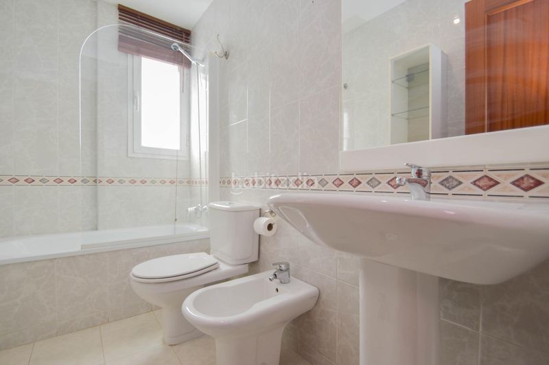 Foto e54fb38a-5804-4bc1-a76a-9c28f032b0be. Piso fantástico piso con balcón y piscina en barrio periodistas!! en Granada