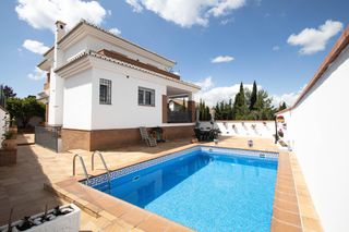 Casa a Nívar. Chalet independiente con piscina