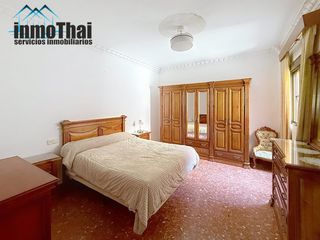 Building  Calle virgo. Edificio con vivienda y locales en zona este