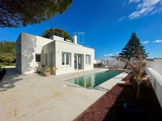 Chalet  Napoles. Estupenda finca  de casi 2ha con chalet, piscina, establo en zon