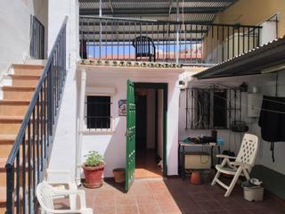 Casa adossada a La Merced. Casa del año 1810 en el centro, bajo más 2 plantas y terrazas
