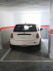 Aparcament cotxe  Carreteria. Garaje amplio para coche y moto en el centro
