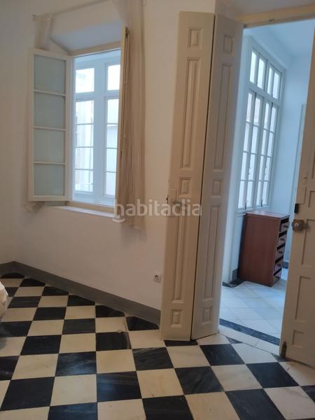 Foto 28e7e80b-0087-4552-8931-26203e88a6fe. Alquiler piso  amplio exterior con balcones en el centro , para temporada en Málaga