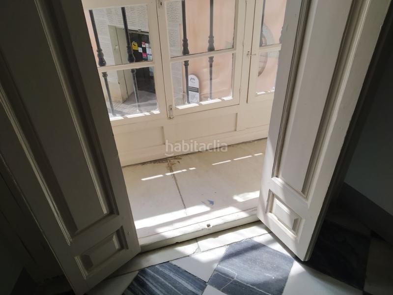 Foto ea0860aa-7582-4725-9b42-22fc1a86d51c. Alquiler piso  amplio exterior con balcones en el centro , para temporada en Málaga
