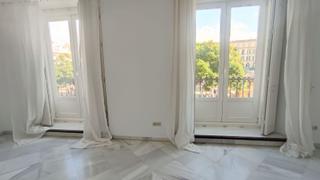 Lloguer Pis  Plaza merced. Piso exterior sin amueblar en edificio historico