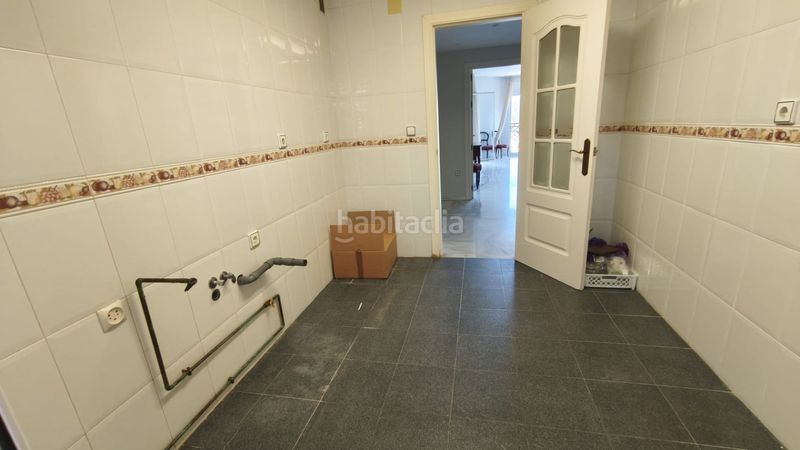 Foto b9cd5e56-c094-489c-9d2f-1e9bd570f2d3. Pis amb piscina a Parque Clavero Málaga