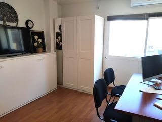 Bureau  Comedias. Oficina con cocina y baño,  en el centro.
