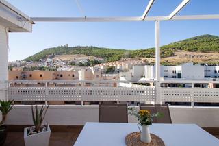 Pis a Andalucia 64. Ático reformado con terraza privada y vistas al castillo