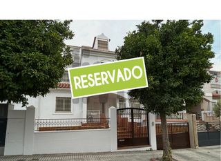 Maison jumelée à Sauce 40. Venta casa en urbanización azahar, calle sauce 40, jaén.
