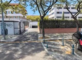 Aparcament cotxe  Calle almendralejo. Se vende plaza de garaje + trastero