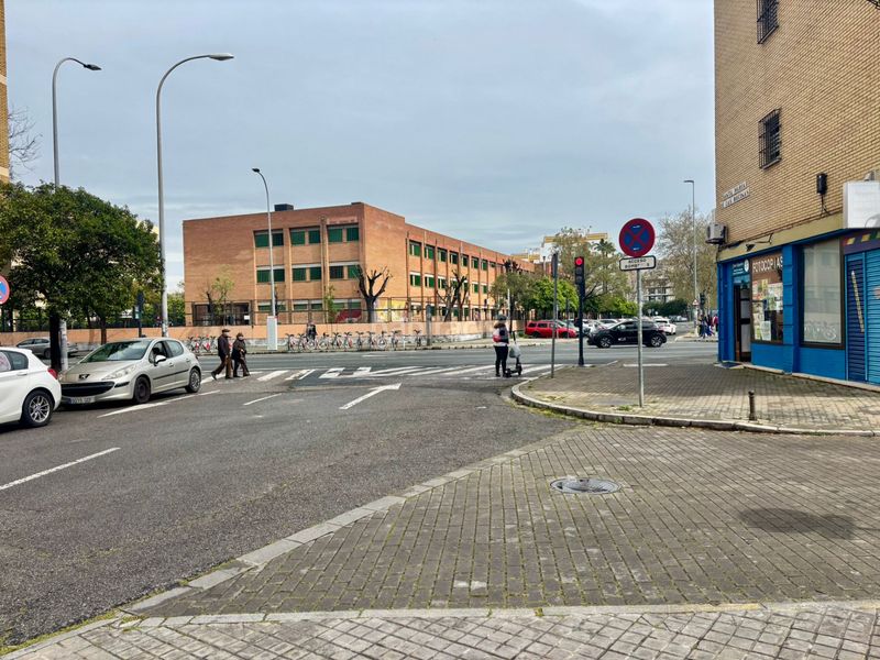 Foto 7fbe31fa-b596-4044-9d7f-cd34b8b4f94d. Aparcament cotxe a Cruz Roja Sevilla
