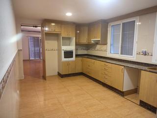 Etagenwohnung in Almàssera. Vivienda semireformada, 2 dorm dobles, cocina office, salón con