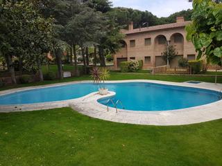 Casa adossada a Poble. Casa unifamiliar con piscina alquilada 2026