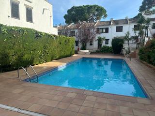 Apartament  Pau casals. Casa adosada con piscina