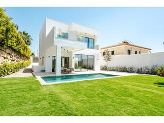 Chalet en Turistas 1. Venta de villa en estepona