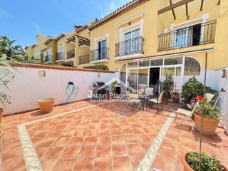 Casa aparellada a Calle juan benítez 1. Casa en venta en urb. los almendros, c juan benitez, zona norte