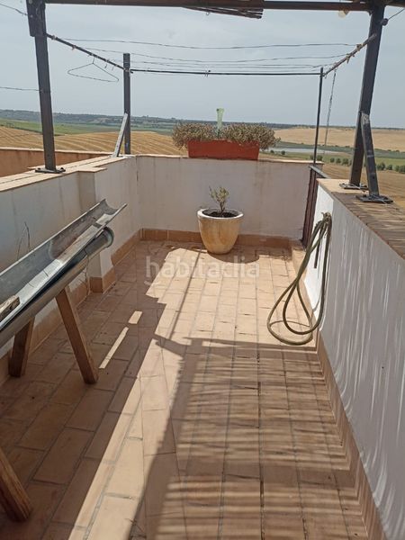 Foto b018e381-a0ed-4d51-8fef-c1a206ed6270. Casa adossada amb xemeneia calefacció a Guadalcázar