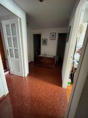 Etagenwohnung en Sector Sur. Piso de 3 dormitorios y piscina comunitaria.
