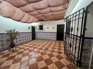 Planta baixa a Fuente Palmera. Bajo de 3 dormitorios, baño, cocina amueblada, despensa, 2 trast
