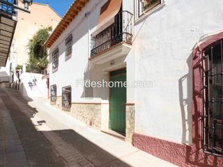Casa adossada a Calle santiago 4. Casa de pueblo con 4 dormitorios, chiminea y trastero
