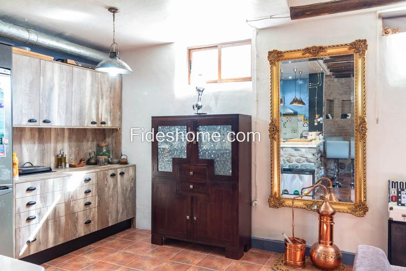 Foto cbb33e23-720e-40f7-a3d2-2157c750a50b. Bauernhof mit kamin heizung parking in Nigüelas