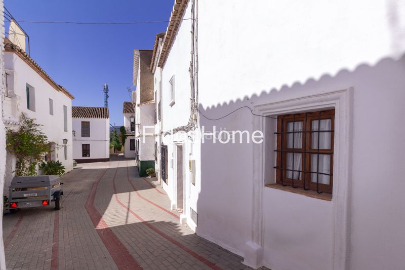 Foto e3734661-3184-4099-9ac3-df5a6c0f2656. Casa adossada a calle carniceria 21 a Lecrín