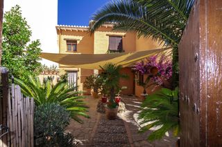Location Chalet à Calle pasion 9. Encantadora casa con jardín y piscina privada  alquiler de tempo