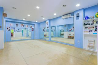 Local Comercial  Calle calle generalife. Se vende local comercial en funcionamiento como  academia de fla