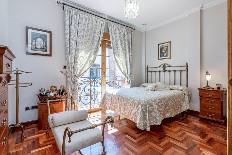 Foto 0b11289d-8ea3-4e86-bfe6-a56408f2a2c3. Casa a calle castoreño 7 a Joaquina Eguaras Granada