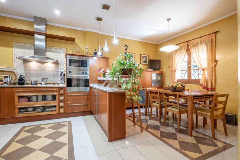 Foto 1ddacbb5-fb22-40ba-88d2-70aa3a422822. Casa a calle castoreño 7 a Joaquina Eguaras Granada