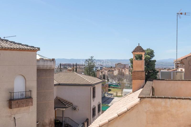 Foto 31ea5ced-bb56-4bec-a8ec-127bf1fb5675. Casa a calle castoreño 7 a Joaquina Eguaras Granada