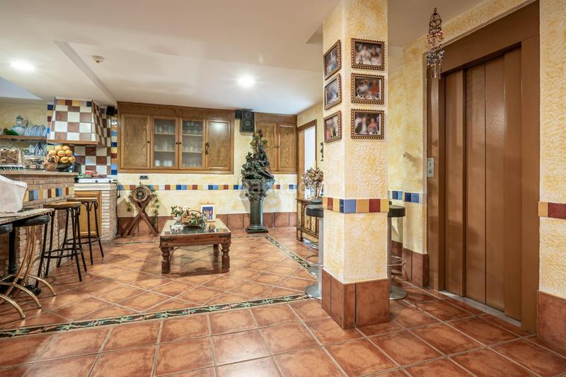 Foto e41ad89d-7540-4e29-8f14-689aecd45e4d. Casa a calle castoreño 7 a Joaquina Eguaras Granada