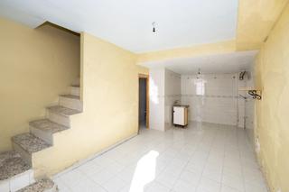 Casa  Nueva (cer). Amplia vivienda en barrio de los periodistas!