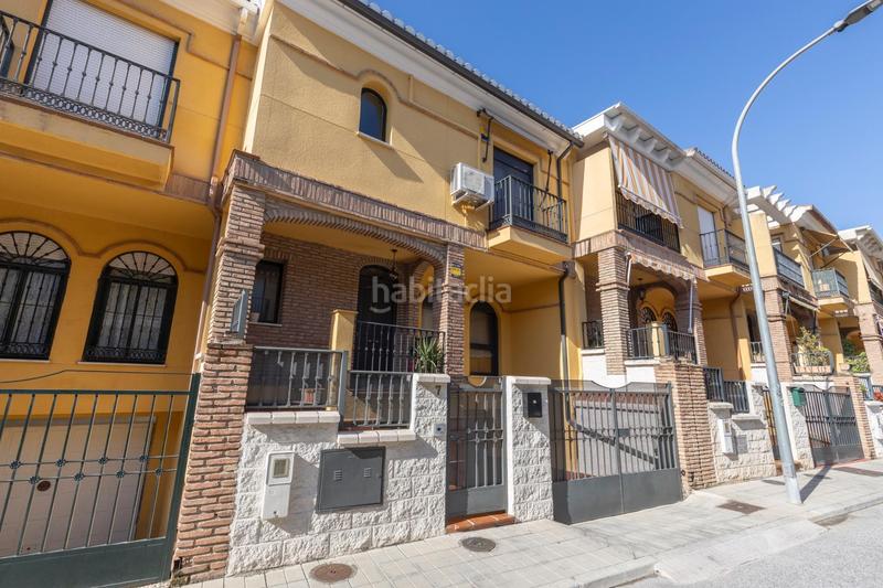 Foto 16a36a89-0c8b-4d24-86df-f03f0fb74d2d. Casa aparellada amb aparcament a Santa Fe