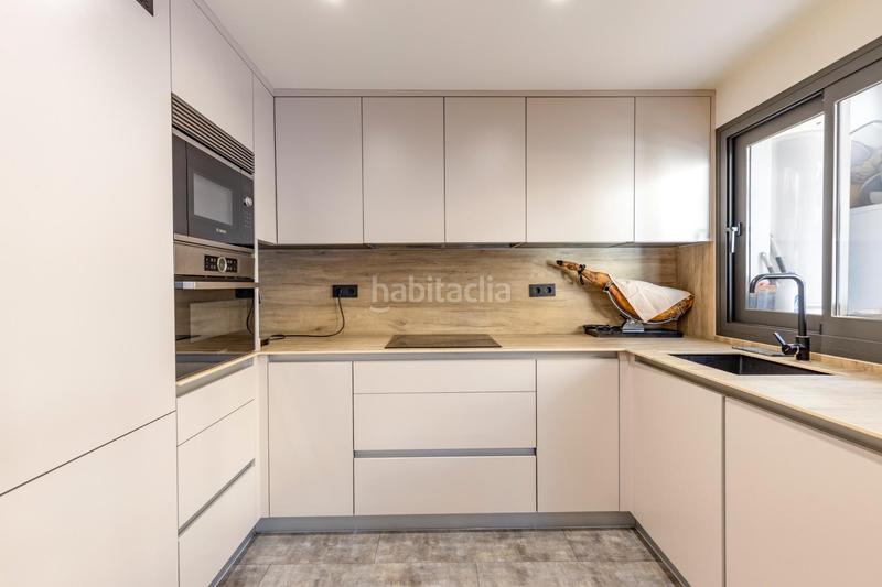 Foto 2c92dd63-32e0-427e-8ab6-405f7edc2c19. Casa aparellada amb aparcament a Santa Fe