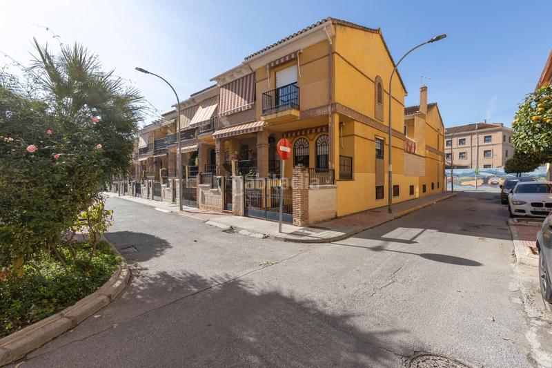 Foto 7a113ba1-d454-42eb-ad16-9451277e6db3. Casa aparellada amb aparcament a Santa Fe