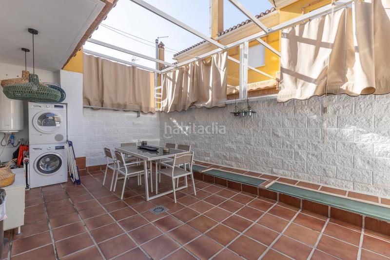 Foto be8a262a-a938-41e7-b0f2-12d802f602f7. Casa aparellada amb aparcament a Santa Fe
