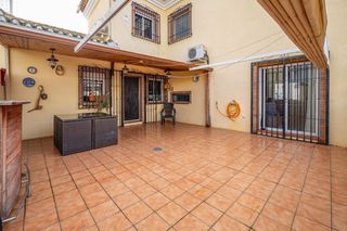 Casa  Avenida avenida san antón. Se vende chalet en ambroz  centro del pueblo  vegas del genil