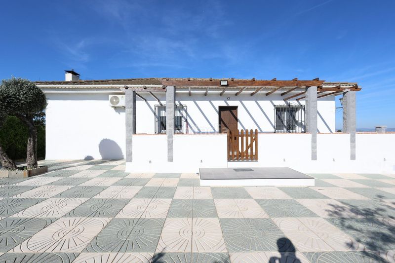 Foto f875bc70-dd45-4a69-98fe-6a91d9be5762. Casa amb aparcament a Moraleda de Zafayona