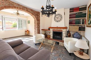 Doppelhaus  Calle seda. Casa pareada con patio, terraza, torreón y garaje en híjar!