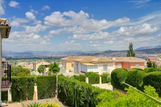 Maison jumelée à La Zubia Ciudad. Inmobiliaria garcía delgado vende acogedora casa con patio en la