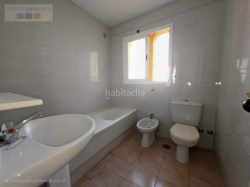 Foto 3f2e660b-78da-4352-89ce-f13967dd164c. Casa adossada amb aparcament a marina de Casares Casares