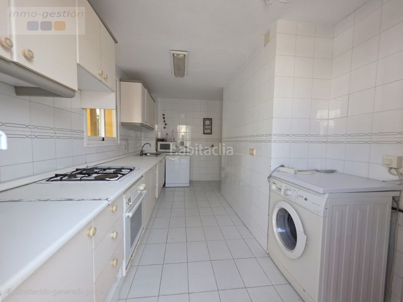 Foto 417c9cdf-b050-4521-ba09-43f13f0dc268. Casa adossada amb aparcament a marina de Casares Casares