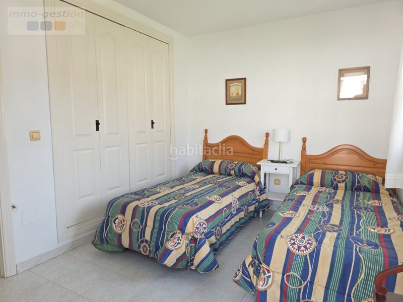 Foto 76e0c249-b9d7-4c66-a271-e93b26484b6c. Casa adossada amb aparcament a marina de Casares Casares
