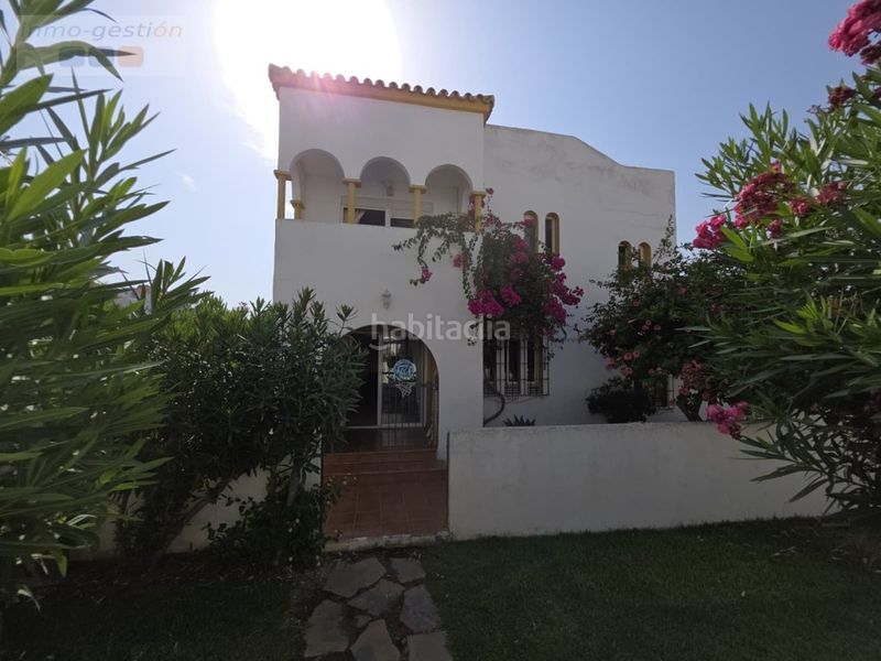 Foto c3c372db-7563-4f28-81e7-f4e7262e50a6. Casa adossada amb aparcament a marina de Casares Casares