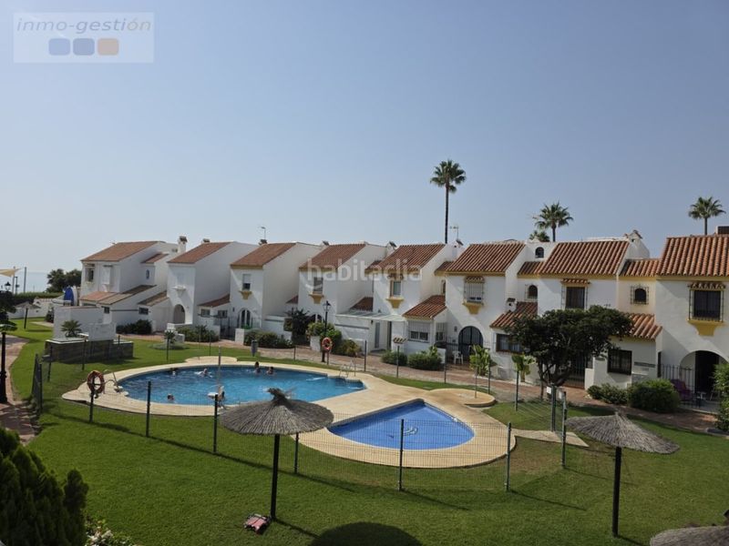 Foto f9b06a45-67dd-42b5-870a-ad79c9293359. Casa adossada amb aparcament a marina de Casares Casares